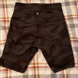 Lululemon align camo biker short 8” sz 6